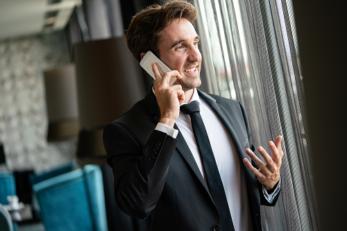 Commercial souriant au téléphone